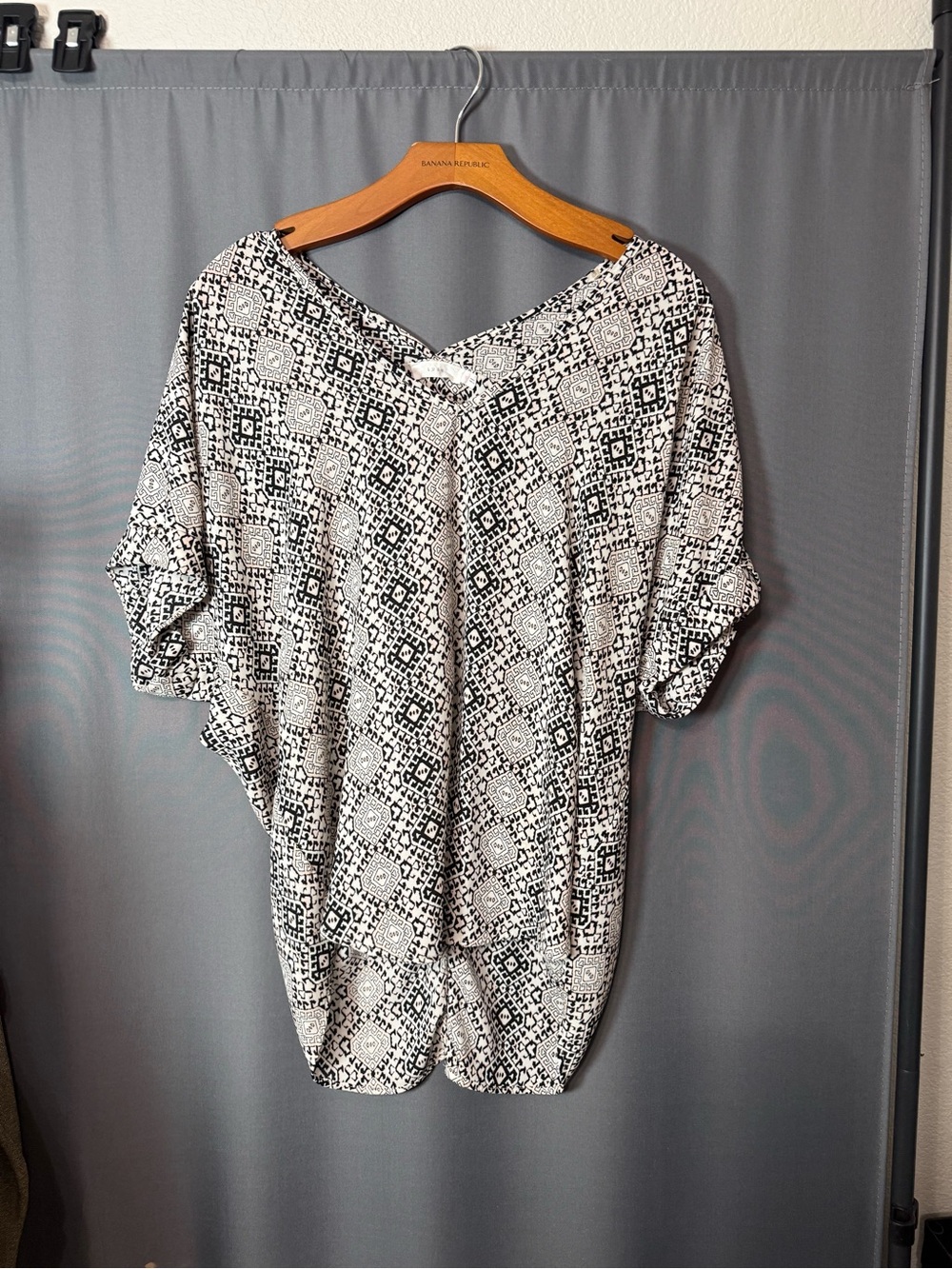 Source Unknown Black & White Geometric Tunic Top